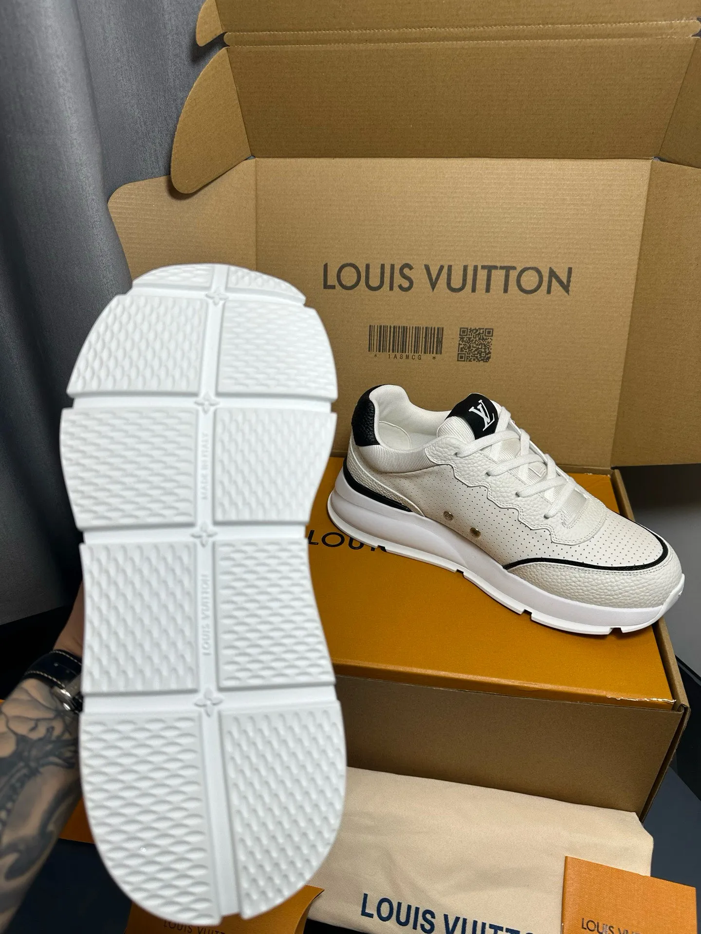 Factory price: 700💰🌈LV | Louis Vuitton 2025𝐬𝐬 🧡💚2025 spring and summer new style top version‼ ️The original version is the same. The counter focuses on the latest casual shoes and new hard goods🆕 ❥Purchasing agent level! Full of high-end feel! A popular model among bloggers at home and abroad, it’s retro and fashionable, and looks stunning on your feet! Wear a lot of happiness! The official website's main recommendation★ ━━━━━ ЅᏇєєt ━━━━━ ▪️Upper: Original custom-made imported calfskin fabric ▪️Inner: breathable gauze imported from Italy ▪️Outsole: rubber foam ➕t men's men's shoes 💰u high-end outsole ▪️Color: nine colors available ▪️Shoe size: 35-44, (45, 46 customized)
